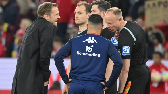 Mainz-Coach Bo Svensson (l) diskutiert mit Schiedsrichter Matthias J&ouml;llenbeck (verdeckt). - &copy; Torsten Silz/dpa