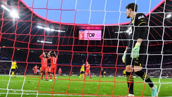 BVB-Torwart Gregor Kobel leistete sich gegen den FC Bayern einen dicken Patzer. - &copy; Sven Hoppe/dpa