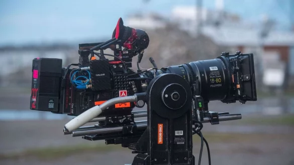 Ein Filmkamera steht am Rande eines Sets. - &copy; Stefan Sauer/dpa/ZB/Symbolbild