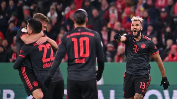 Münchens Eric Maxim Choupo-Moting (r) jubelt bei seinem Tor zum 1:0 beim FSV Mainz. - © Torsten Silz/dpa