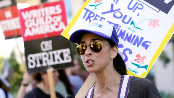 US-Komikerin Sarah Silverman streikt vor den Netflix-Studios in Los Angeles. - &copy; Chris Pizzello/Invision/AP/dpa