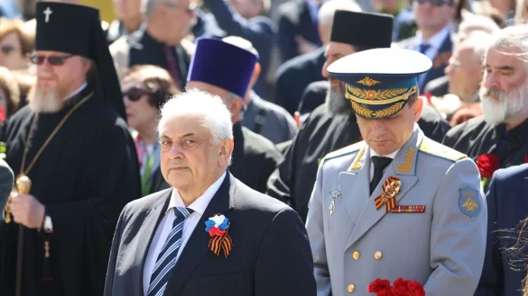 Sergei Jurjewitsch Netschajew (l), Botschafter der Russischen F&ouml;deration in der Bundesrepublik Deutschland, nimmt an einer Gedenkveranstaltung am Sowjetischen Ehrenmal im Tiergarten teil. - &copy; Joerg Carstensen/dpa