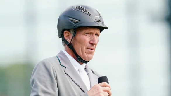 Der Springreiter Ludger Beerbaum aus Deutschland spricht zum Publikum. - &copy; Uwe Anspach/dpa/Archivbild