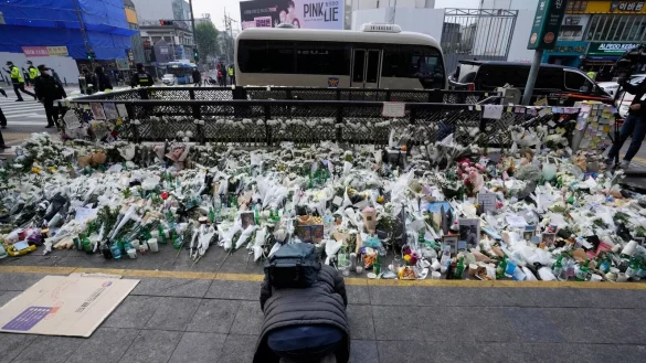Ein Mann verneigt sich zum Gedenken an die Opfer einer t&ouml;dlichen Massenpanik nach den Halloween-Feierlichkeiten in Seoul. - &copy; Ahn Young-Joon/AP/dpa/Archiv