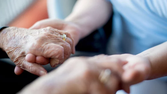 Die Pflegekosten steigen. Das k&ouml;nnte laut DAK dazu f&uuml;hren, dass wieder mehr Pflegebed&uuml;rftige auf Sozialhilfe angewiesen sind. - &copy; Tom Weller/dpa