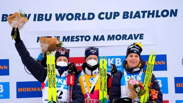 Tarjei B&ouml; (l) und Johannes Thingnes B&ouml; waren mit Masken bei der Siegerehrung. - &copy; Petr David Josek/AP/dpa