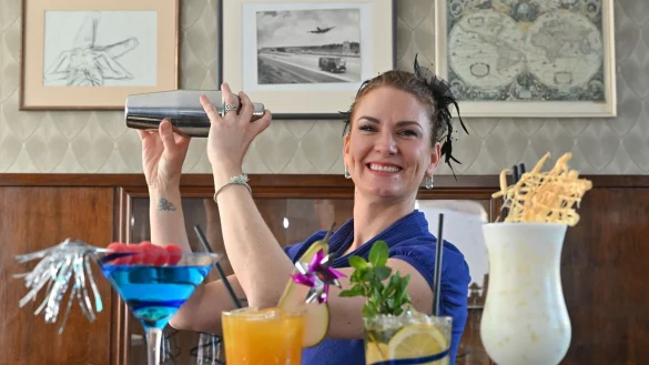 Katie Gollbach, geb&uuml;rtige Amerikanerin aus Chicago, ist mit ihrem mobilen Cocktail-Service &laquo;Chicago Underground&raquo; unterwegs. - &copy; Patrick Pleul/dpa