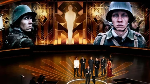 Regisseur Edward Berger nimmt den Preis f&uuml;r &laquo;Im Westen nichts Neues&raquo; f&uuml;r den besten internationalen Film entgegen. - &copy; Chris Pizzello/Invision/AP