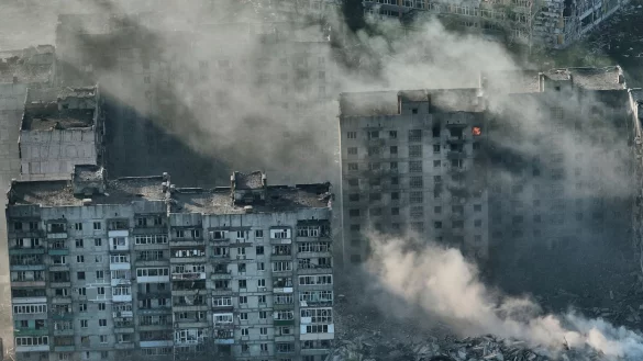 Rauch steigt aus Geb&auml;uden in der schwer umk&auml;mpften Stadt Bachmut im Osten der Ukraine auf. - &copy; Libkos/AP/dpa/Archiv