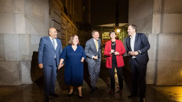 Die Spitzen der Ampelparteien (Archivbild, l-r): Omid Nouripour, Ricarda Lang (beide Gr&uuml;ne), Christian Lindner (FDP), Saskia Esken und Lars Klingbeil (beide SPD). - &copy; Christoph Soeder/dpa