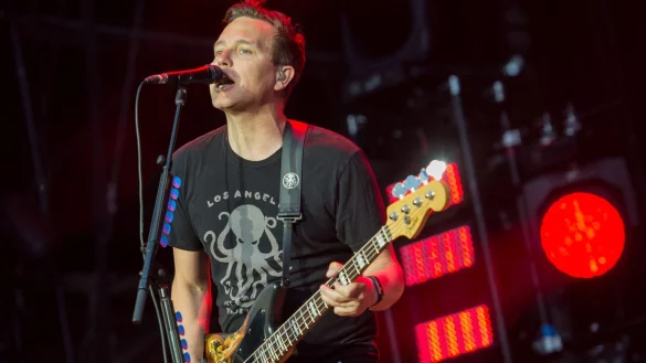 Der Bassist und S&auml;nger der Band Blink-182, Mark Hoppus, tritt beim Musikfestival Hurricane auf (2017). - &copy; Sebastian Gollnow/dpa
