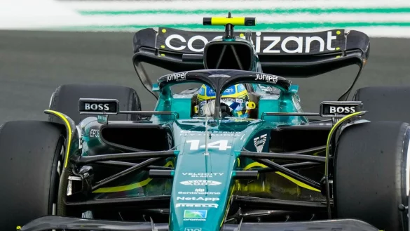 Fernando Alonso aus Spanien vom Team Aston Martin in Aktion. - © Luca Bruno/AP/dpa