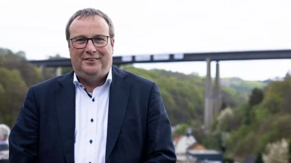 Oliver Krischer (Bündnis 90/Die Grünen), Minister für Umwelt, Naturschutz und Verkehr des Landes Nordrhein-Westfalen, schaut sich die Sprengung vor Ort an. - © Christoph Reichwein/dpa/Archivbild