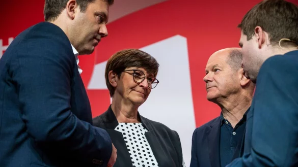 SPD-Bundesvorsitzender Lars Klingbeil (l-r), SPD-Bundesvorsitzende Saskia Esken, Bundeskanzler Olaf Scholz (SPD) und SPD-Generalsekret&auml;r Kevin K&uuml;hnert stehen zusammen auf der B&uuml;hne. - &copy; Christophe Gateau/dpa