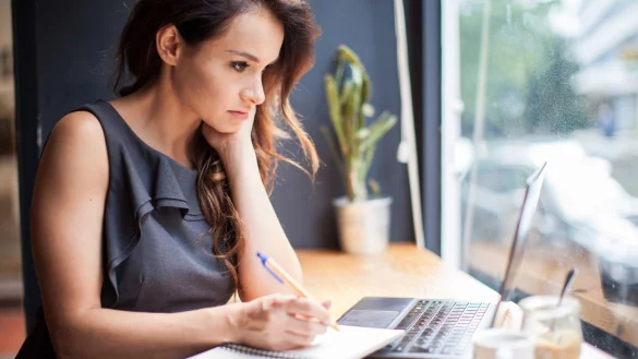 Auch wenn die Arbeit im Café Abwechslung verspricht: Wer ins Homeoffice geschickt wird, sollte seinen Arbeitsort nur mit Erlaubnis des Arbeitgebers dorthin verlegen. - © Christin Klose/dpa-tmn