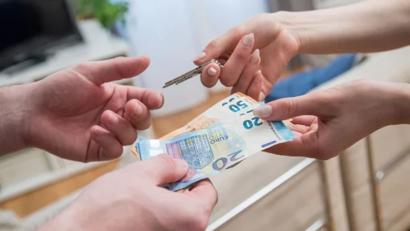 Nicht alles im Voraus: Es ist ratsam, den Restbetrag einer Ferienhausmiete erst bei der Anreise zu bezahlen. - © Christin Klose/dpa-tmn