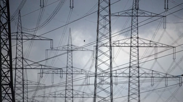 Strommasten einer Hochspannungsleitung. - &copy; Federico Gambarini/dpa/Symbolbild