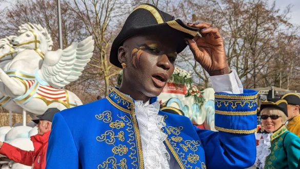 Papis Loveday, Model, nimmt an dem Rosenmontagsumzug teil. - &copy; Jonas-Erik Schmidt/dpa-Zentralbild/dpa