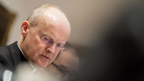 Bischof Franz-Josef Overbeck spricht w&auml;hrend einer Pressekonferenz. - &copy; Marcel Kusch/dpa