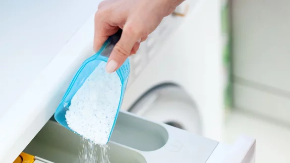 Wenn's nicht nur sauber, sondern richtig sauber sein soll, ist Waschpulver der Fl&uuml;ssigkonkurrenz &uuml;berlegen. - &copy; Christin Klose/dpa-tmn