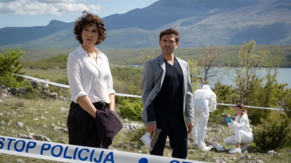 Kommissarin Stascha Novak (Jasmin Gerat, l) und ihr Kollege Emil Perica (Lenn Kudrjawizki) tun sich schwer, die Spuren zu deuten. - &copy; Conny Klein/ARD Degeto/Constantin TV/dpa