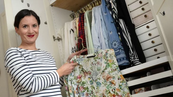 Sabine Nietmann am Kleiderschrank in ihrer Wohnung in Frankfurt. Die 35-j&auml;hrige arbeitet neben ihrer T&auml;tigkeit als Flugbegleiterin als Ordnungscoach. - &copy; Boris Roessler/dpa