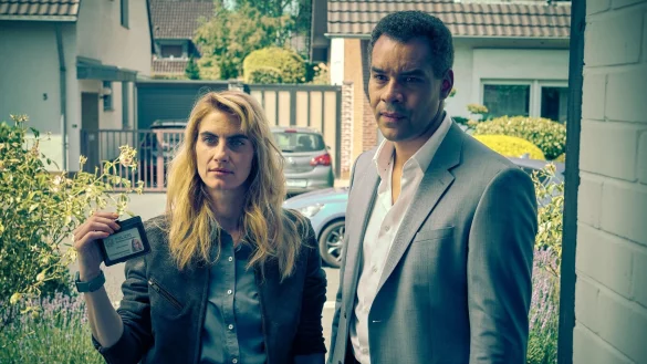 Clarissa Jakobs (Samia Chancrin) und Joseph Kanjaa (Michael Klammer) in einer Szene des Krimis &laquo;Unbestechlich&raquo;. - &copy; Frank Dicks/ZDF/dpa