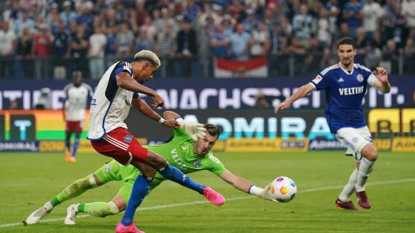 Hamburgs Robert Glatzel (l) erzielt das Tor zum 4:3 gegen Schalkes Torwart Marius M&uuml;ller. - &copy; Marcus Brandt/dpa
