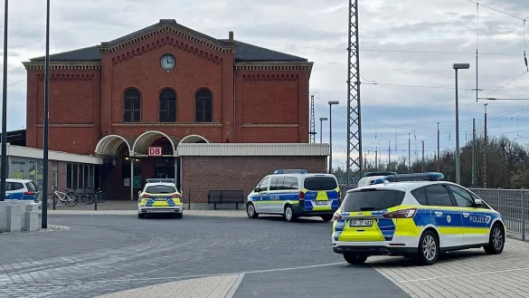 Polizeifahrzeuge vor dem Bahnhof in Guben. Ein Mann hat in einem Regionalzug in Brandenburg eine Jugendliche mit einem axt&auml;hnlichen Gegenstand verletzt. - &copy; Ute Richter/dpa