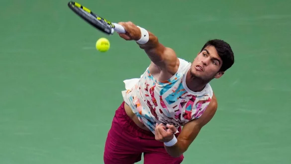 Gewann sein Achtelfinale gegen Matteo Arnaldi glatt in drei S&auml;tzen: Carlos Alcaraz. - &copy; Manu Fernandez/AP/dpa