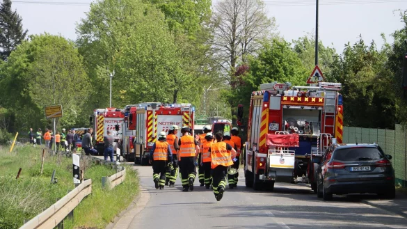 Ein Großaufgebot von Rettungskräften ist nach einem schweren Zugunfall in Hürth im Einsatz. - © Sebastian Klemm/dpa