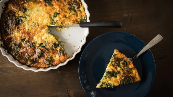 Die royal-goldene Quiche zur Kr&ouml;nung ist mit Spinat, Bohnen und Estragon gef&uuml;llt und l&auml;sst sich auch mit heimischen Zutaten nachbacken. - &copy; Christin Klose/dpa-tmn