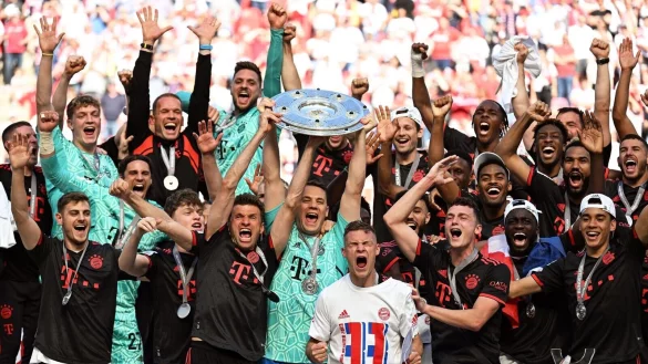 Der FC Bayern durfte am Ende die Meisterschale hochstemmen. - &copy; Federico Gambarini/dpa