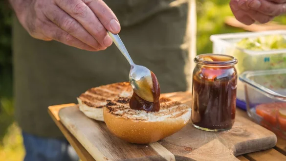 Der Vorteil einer selbst gemachten Barbecueso&szlig;e: Man wei&szlig; genau, was drin ist. - &copy; Christin Klose/dpa-tmn
