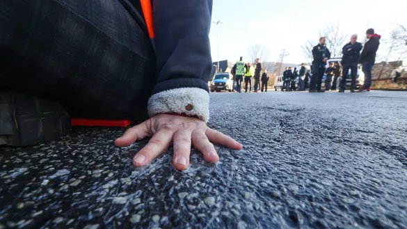 Festgeklebt auf der Stra&szlig;e: &laquo;Auch robuste Blockadeaktionen fallen unter das Versammlungsrecht.&raquo; - &copy; Nadine Weigel/dpa