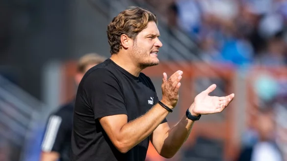 Dortmunds Trainer Edin Terzic motiviert seine Spieler. - &copy; David Inderlied/dpa