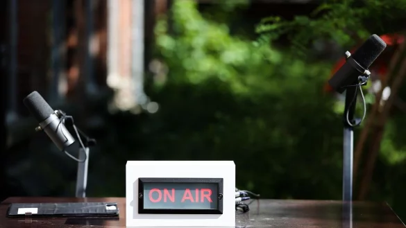 Wie im Studio m&uuml;ssen sich angehende Podcasterinnen und Podcaster daheim nicht einrichten. Ein ordentliches Mikrofon ist aber Pflicht. - &copy; Jan Woitas/dpa-Zentralbild/dpa-tmn