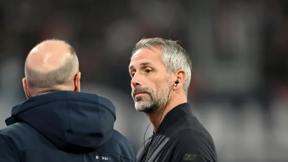 Leipzigs Trainer Marco Rose (r) sieht die vielen VAR-Eingriffe kritisch. - &copy; Robert Michael/dpa