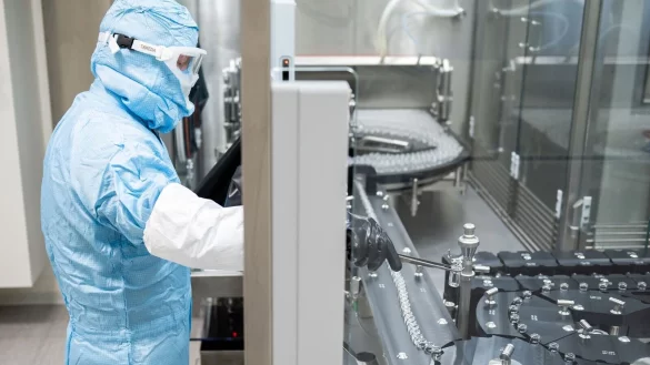 Eine Fachkraft steht an einer Abf&uuml;ll- und Verschlie&szlig;anlage f&uuml;r pharmazeutische Produkte eines Unternehmens in Singen (Hohentwiel). - &copy; Silas Stein/dpa