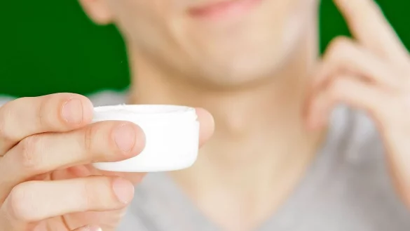 Alternative zu Rasierwasser: G&uuml;nstige Aftershave-Balsame von Eigenmarken &uuml;berzeugen. - &copy; Monique W&uuml;stenhagen/dpa-tmn