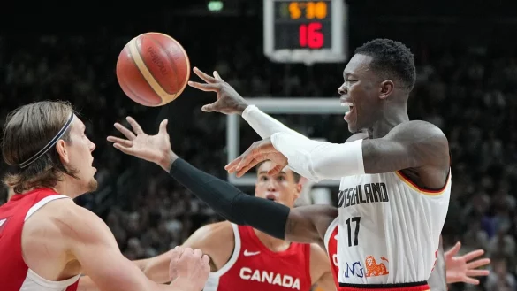 Dennis Schr&ouml;der (r) setzte sich mit dem DBB-Team gegen Kanada durch. - &copy; Soeren Stache/dpa