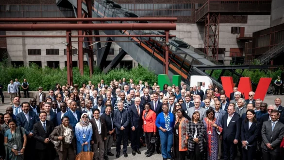 Bundespr&auml;sident Steinmeier steht mit Ministerpr&auml;sident W&uuml;st und Diplomaten vor der Zeche Zollverein. - &copy; Fabian Strauch/dpa