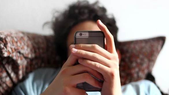 Manche Jugendliche setzen bei riskanten Social-Media-Challenges für Likes und Anerkennung ihr Leben aufs Spiel. Experten geben Eltern Tipps. - © Karl-Josef Hildenbrand/dpa/dpa-tmn