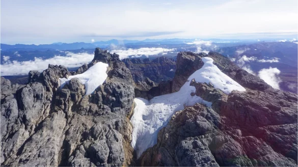 Der Puncak-Jaya-Gletscher in der indonesischen Provinz Papua ist einer der wenigen tropischen Gletscher der Welt. - © dpa