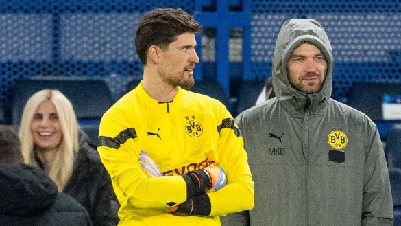 Dortmunds Torwart Gregor Kobel (l) steht gegen Chelsea nicht in der Startelf. - &copy; David Inderlied/dpa