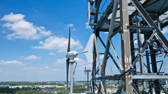 An einem Mobilfunkmast in Troisdorf ist eine Mikrowindturbine befestigt. - &copy; Lukas Loss/Vodafone/dpa