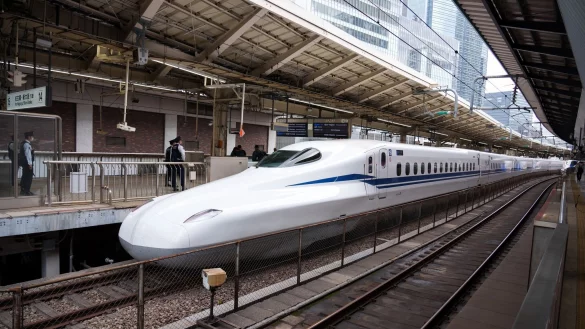 Ein Hochgeschwindigkeitszug Shinkansen steht auf einem Bahnhof in Tokio. - &copy; Soeren Stache/dpa