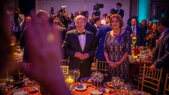 Bundeskanzler Olaf Scholz (SPD) steht bei der Verleihung des Global Citizen Award in New York neben seiner Frau Britta Ernst. - © Michael Kappeler/dpa