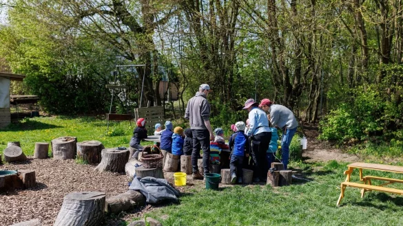 Im Bauernhof-Kindergarten Giebelstadt wird das Mittagessen im Freien eingenommen. - &copy; Daniel Karmann/dpa