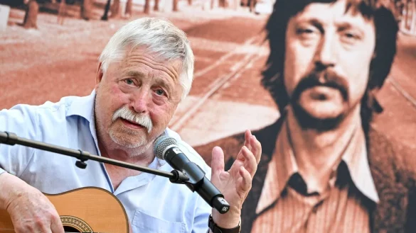 Der Lyriker und Liedermacher Wolf Biermann singt zur Er&ouml;ffnung der Ausstellung &laquo;Wolf Biermann. Ein Lyriker und Liedermacher in Deutschland&raquo; im Deutschen Historischen Museum. - &copy; Jens Kalaene/dpa